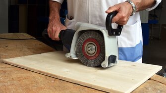 Fichtenholz wird maschinell gebürstet.