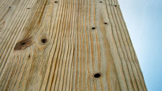 Je stärker das Holz gebürstet wird, desto markanter fällt der Beizeffekt aus.