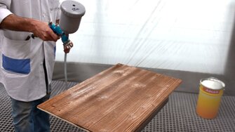 Mit einem matten Decklack wird die gebeizte Fläche zweimal ablackiert.