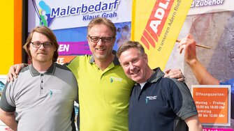 Sorgen für beste Beratung in Aachen: Inhaber Klaus Grah, flankiert von Betriebsleiter Axel Lewald (re.) und Christian Maric (li). (Fotohinweis: ADLER / Ulrich Gockel, dd werbeagentur): ADLER-Farbenmeister Grah bietet ein Komplettsortimente von Farben, Lacken und Holzschutzmitteln von ADLER. (Fotohinweis: ADLER / Ulrich Gockel, dd werbeagentur)
