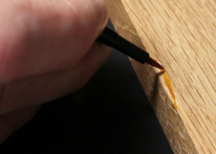 Schritt 2: Schadensstelle mit dem Grilith-Flexpen ausmalen und anschließend abtupfen