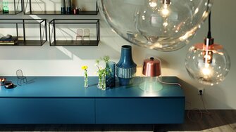 Perfekt bis ins Detail: Mit dem neuenAduro Pigmocolor 4in1 von ADLER lassen sich schnell und einfach meisterhafte Möbeloberflächen in den schönsten Farbtönen erzielen. (Foto: Haas Möbelwerk)  