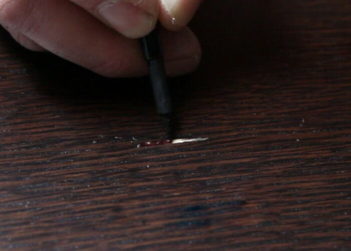 Schritt 2: Kratzer mit Grilith-Flexpen ausmalen