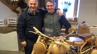 Markus Trebo gratulierte Lorenzo Moser (re.)  zu seinem meisterlichen Holz-Motorrad. 