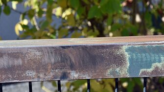 Rost und nicht tragfähige Altanstriche sollten so gründlich entfernt werden, dass das blanke Metall zum Vorschein kommt.