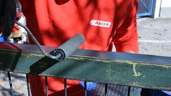 Streichen Sie zuerst die schwer zugänglichen Stellen mit einem Pinsel. Dann sind die Flächen an der Reihe: Mit einem Lackroller erzielen Sie ein schönes Ergebnis.