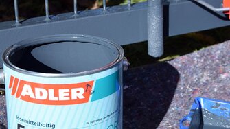 Ein dritter Anstrich nach weiteren 24 Stunden macht das Metalltor perfekt!