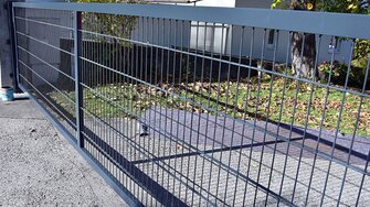 Dank ADLER sieht das Metalltor nun wieder aus wie neu.
