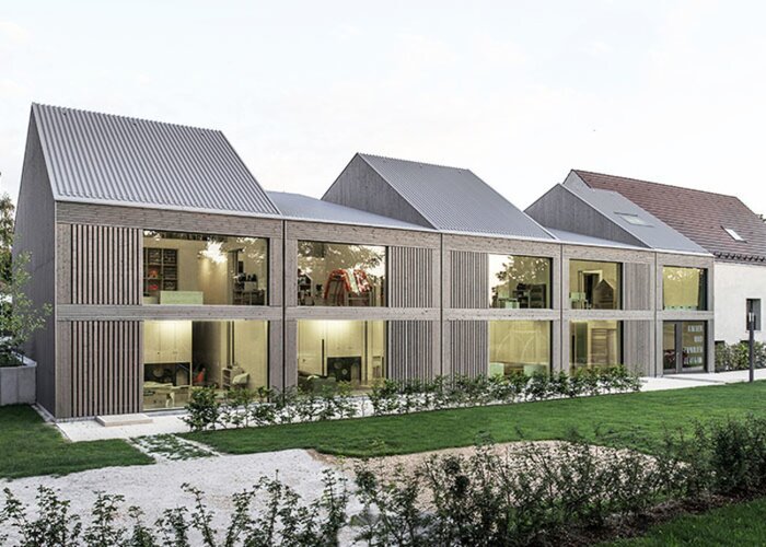 Familienzentrum Poppenweiler: Die Fichtenholzschalung wurde mit Pullex Silverwood veredelt. © VON M Architekten