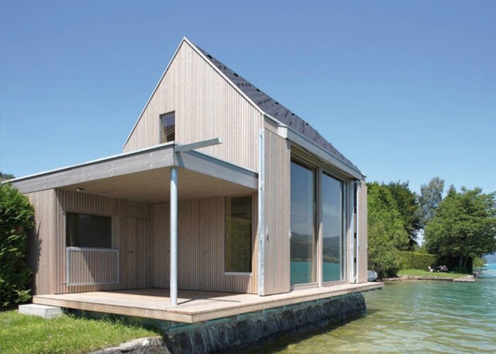 Badehaus Attersee: Das Haus am See wurde mit Pullex Silverwood im Farbton Silber/Farblos beschichtet © Edith Maul-Röder 