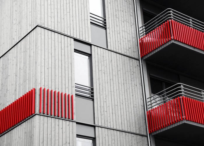 Hochhaus Bad Aibling: Die Beschichtung des Bad Aiblinger Achtgeschossers erfolgte mit Lignovit Platin