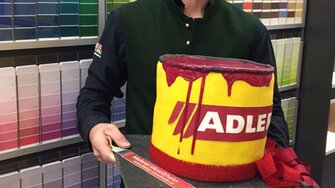 Charly's Geschenk zur Neueröffnung: Eine süße Lackdose