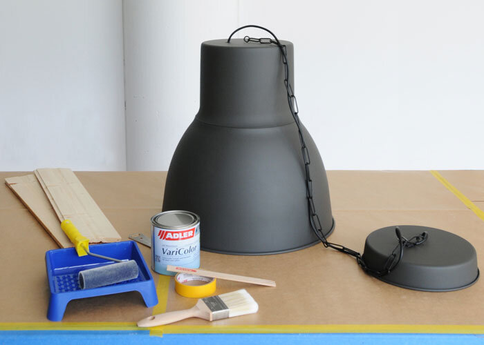 Vorbereitung: Decken Sie den Arbeitsplatz mit Abdeckpapier ab und demontieren Sie die Lampe in Einzelteile