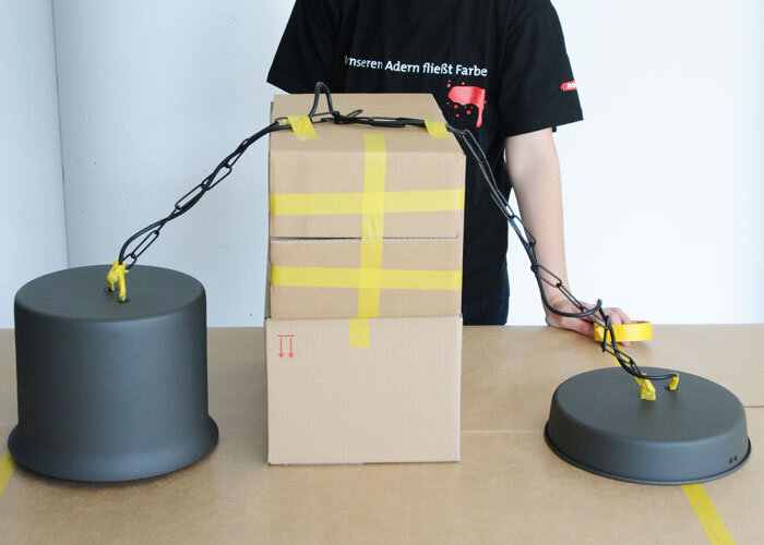 Kabel und Lampenaufhängungen stören bei den Lackierarbeiten. Leere Kartons können dieses Problem schnell aus der Welt schaffen und sind in diesem Sinne 'eine wahre Stütze'.