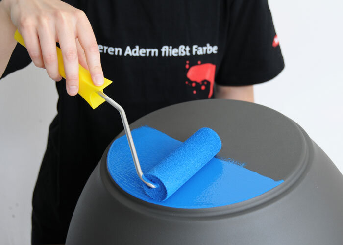 1. Schicht Lackieren: Glatte, gerade Flächen können Sie am Besten rollen...