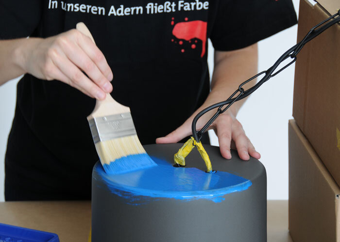 ... für schwierigere Stellen z.B. rund um Kabel eignet sich ein Wasserlackpinsel
