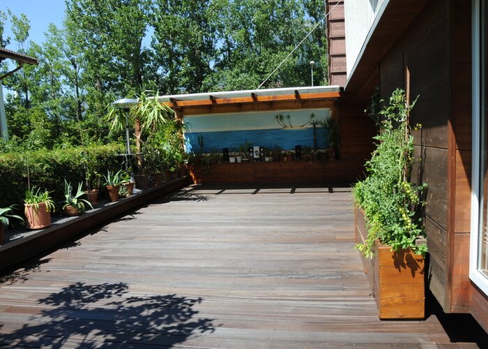 Die Holzterrasse erstrahlt in neuem Glanz dank Pullex Bodenöl