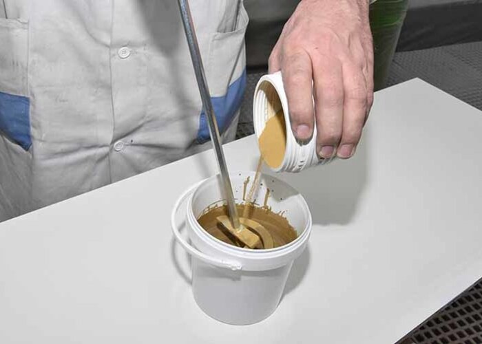 Schritt 2: Aquafix Messing muss sorgfältig und knollenfrei eingerührt werden