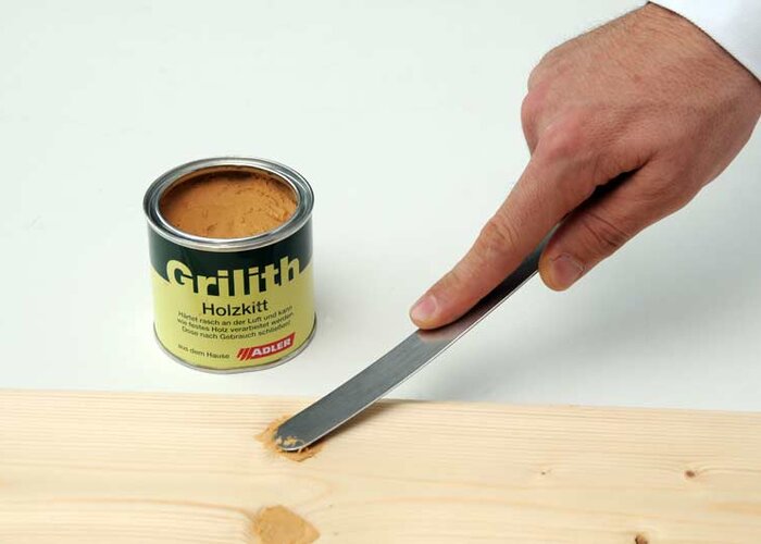 Schritt 1: Holzkitt einfach mit einer Spachtel in die Schadstelle eindrücken