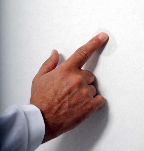 Mit nassen Finger auf der Wand kreisen