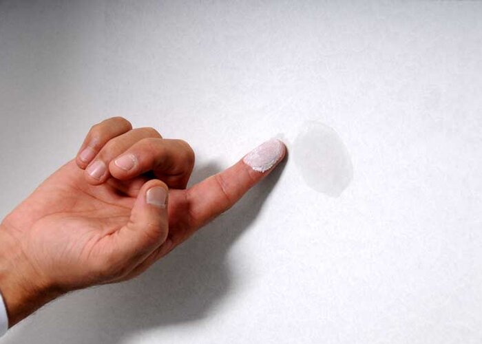 Ist der Finger weiss, ist es höchwahrscheinlich Leimfarbe