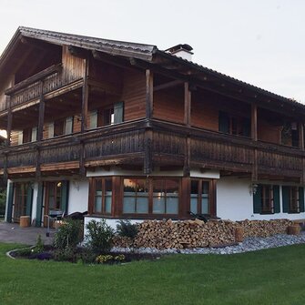 Vorher: Das abgewitterte, vergraute Holz ließ das Haus in Füssen älter und sehr dunkel wirken. 