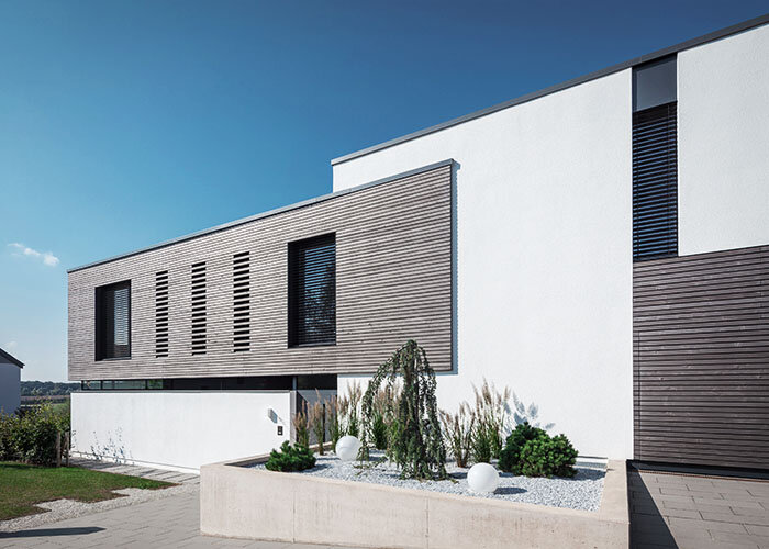 Mit reduzierten Materialien und klaren Formen fügt sich der Bau in seine Umgebung ein, © atelier b architects
