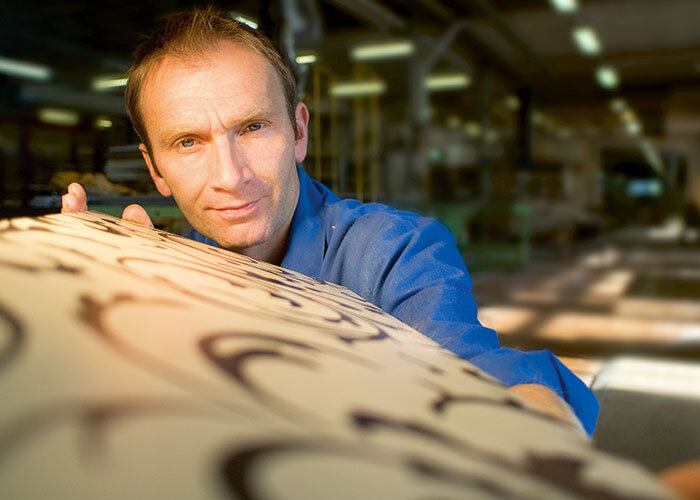 Der Leiter der Oberflächenabteilung Hans Gomig mit seinem Schmuckstück. Foto: Gabriel Forcher Tischlerei