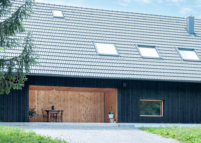 Der warme Lärchen-Farbton der Nische kontrastiert mit der dunkel lasierten Fichten-Fassade.© Violetta Wakolbinger