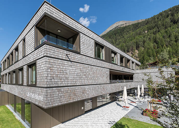 Die Schindeln des Sozialzentrums wurden in Pullex Silverwood getaucht. Foto: Norbert Freudenthaler