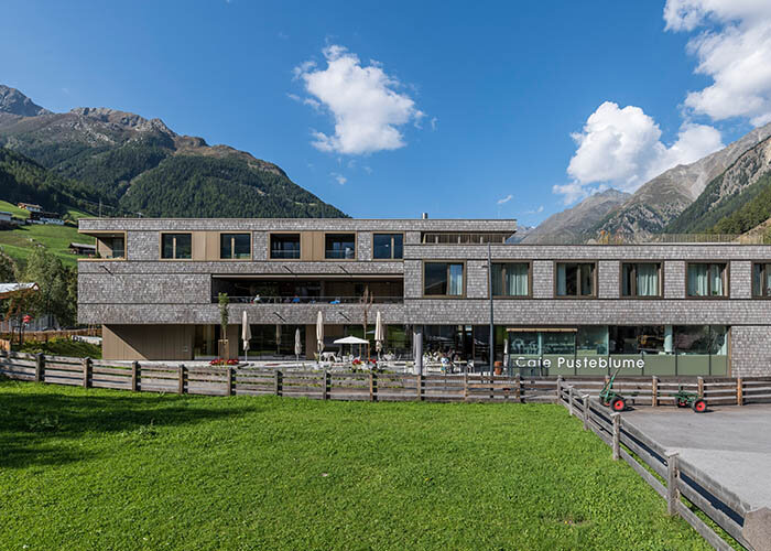 Das Sozialzentrum mit seiner Schindelfassade fügt sich perfekt in das Gesamtbild ein. Foto: Norbert Freudenthaler
