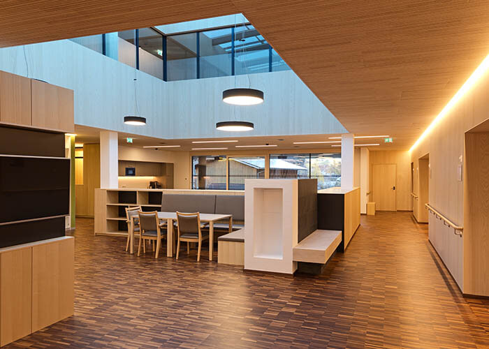 Die Möbel wurden mit 2K-Möbellacken von ADLER veredelt, so halten sie jeder Beanspruchung stand.Foto: Norbert Freudenthaler
